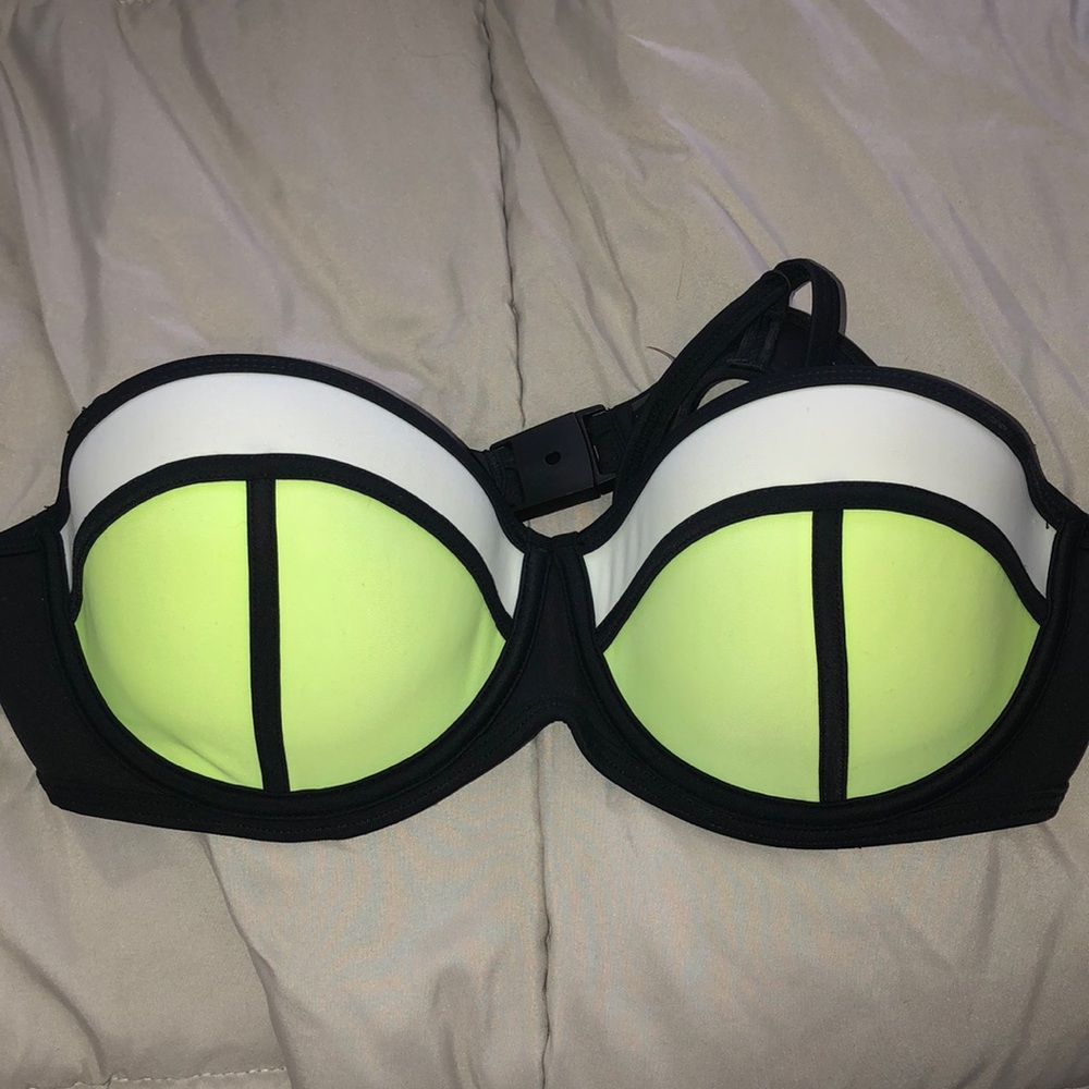 Triangl bikini top.